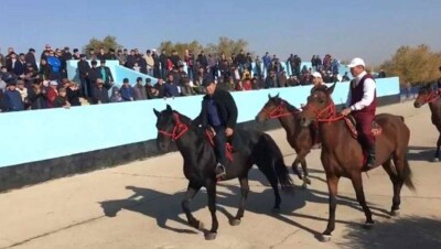 Аким Актобе приехал на скачки верхом на коне