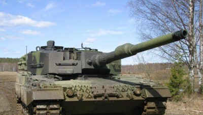 Танк снёс школьный забор в Усть-Каменогорске