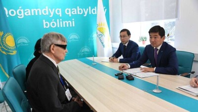 Аким Алматы пообещал оснастить все автобусы системой звукового оповещения