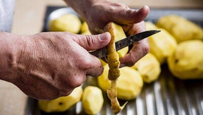 ФСМС: В некоторых регионах надбавки к зарплате для медиков получили сантехники и чистильщики картошки