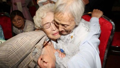 Южнокорейцы вернулись домой после встречи с родственниками в КНДР