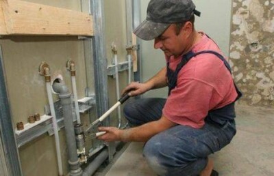 Петропавловские энергетики начали борьбу с металлопластиковыми трубами в жилых домах