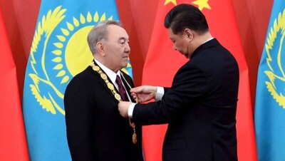 Си Цзиньпин вручил Нурсултану Назарбаеву высшую награду Китая