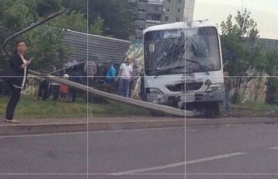 В Караганде "маршрутка" сбила подростка-пешехода и повалила столб