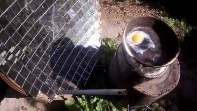 В сети появилось видео, как шымкентец за пару минут пожарил яичницу на 50-градусной жаре