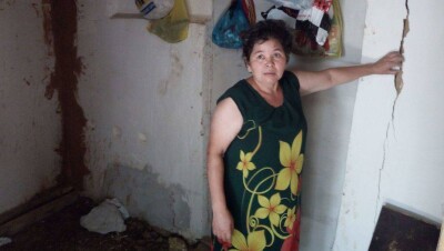 В аварийном доме вынуждена жить после паводка мать-одиночка из Актобе