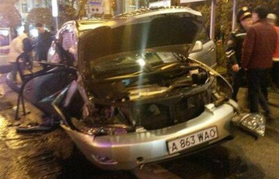 Пострадавшие в столкновении Lexus и Mercedes в Алматы получили травмы внутренних органов