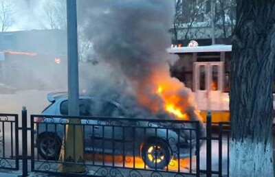 В центре Караганды загорелся автомобиль