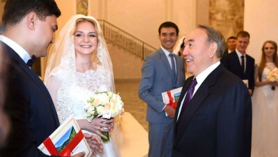 Нурсултан Назарбаев в Караганде посетил церемонию бракосочетания