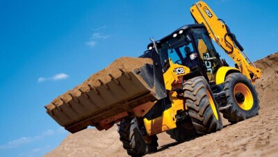 Девятилетний найман из Китая показал, как мастерски управляет спецтехникой