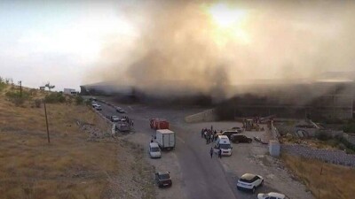 Более 400 спасателей борются с огнём в торговом центре в Ереване. Пожар локализовали