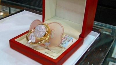 Соски со стразами: Почему богатые мамочки стороной обходят брендовые магазины