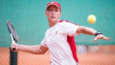 Турнир серии ITF в Шымкенте: известный теннисист из России проиграл в финале казахстанцу