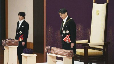 Нарухито вручили символы императорских полномочий. В Японии началась эра Рэйва 