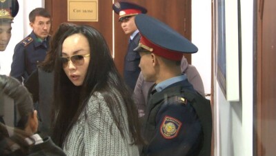 Баян Есентаева приехала в Талдыкорган, где судят её мужа