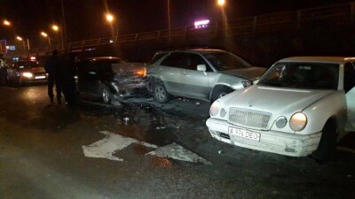 Мужчину зажало между двумя машинами в массовом ДТП в Алматы