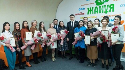 Астаналық аналарды кәсіпкерлікке тегін үйреткен мамандар марапатталды
