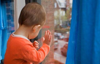 В Уральске четырёхлетний ребёнок выпал из окна детского сада