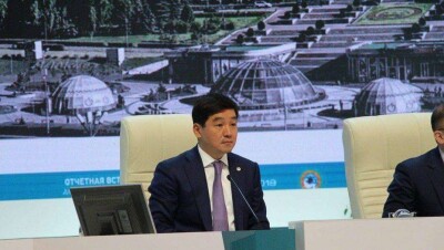 Байбек поручил прикреплять школьную мебель к стенам ради безопасности