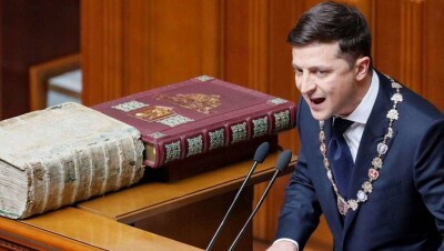 Зеленский разрешил давать гражданство россиянам, подвергшимся политическим преследованиям