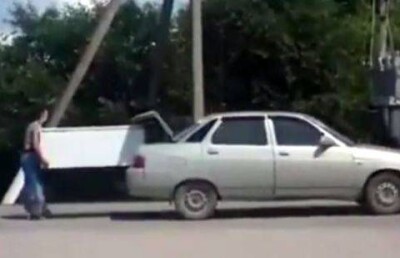 Суровая уральская келинка дотащила до дома новый холодильник, не поместившийся в машину