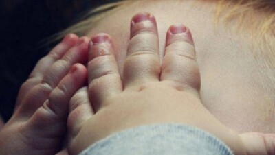 Мать, избившую своего младенца в Алматы, будут судить в Узбекистане