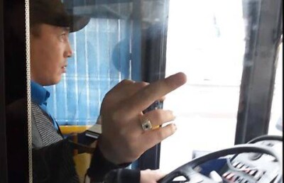 Водителя алматинского автобуса, показывающего средний палец пассажирке, сняли на видео