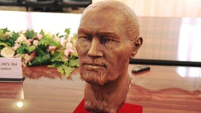 Бюст Кейки батыра, изготовленный в Венгрии, привезли в Казахстан