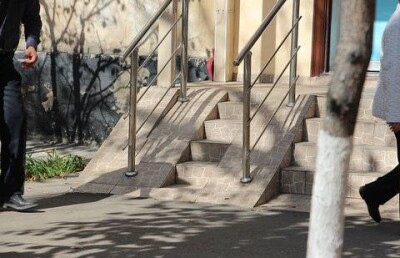 Организации и предприятия Алматы ставят пандусы ради галочки 