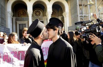 Геям Греции разрешили вступать в брак, но запретили усыновлять детей