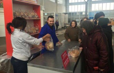 На ярмарке в Семее малоимущим горожанам раздают конфеты и хлеб