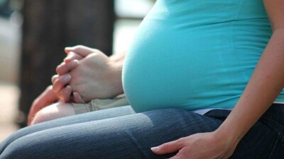 Снижение числа беременных за полгода предсказывает кризис – исследование