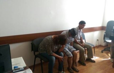 В Шымкенте задержали мусорщиков, которые складывали отходы на государственный флаг 