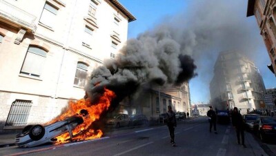 Из-за угрозы госпереворота в Париже закроют магазины, рестораны и Эйфелеву башню