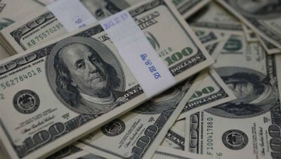 Неделя на бирже началась с укрепления доллара