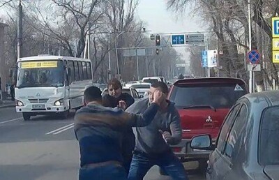 Дракой закончился незначительный инцидент на дороге в Алматы