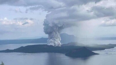 На Филиппинах вулкан Тааль выбросил столб пепла высотой один километр, началась эвакуация