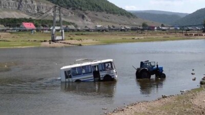 Автобус с детьми опрокинулся в кювет на затопленной дороге в Акмолинской области
