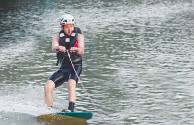 Экстремалы на доске прокатились по Большому Алматинскому каналу, прицепившись за пикап