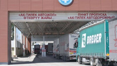 Огромная пробка образовалась на кыргызско-казахстанской границе. Вице-премьер КР назвал ситуацию критической
