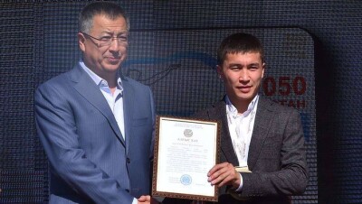 За победу на чемпионате мира по боксу Кайрату Ералиеву вручили четыре млн тенге