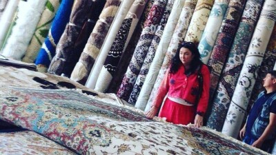 Лолита спела на свадьбе дочери чиновника в Атырау и улетела с коврами