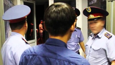 Рейд по выявлению несовершеннолетних в ночное время закончился скандалом в Шымкенте