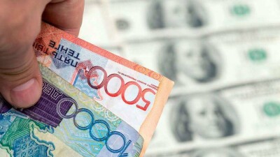 Неделя на бирже началась с роста курса доллара на 2 тенге