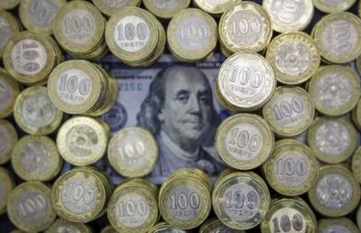 Курс доллара за день упал на четыре тенге
