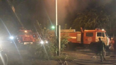 Пожар в гостинице "Жетысу" оборвал мобильную связь в Алматы