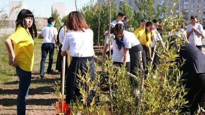 В школах Казахстана прошёл первый экочас. Министры с детьми сажали деревья