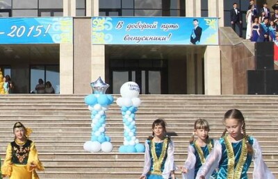 Выпускников Усть-Каменогорска отправили в "доборый путь"