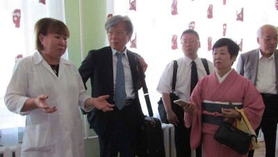 Супружеская пара из Японии передала клинике Семея комплекс важных медпрепаратов