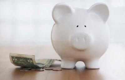 Экономисты настоятельно советуют хранить сбережения в долларах